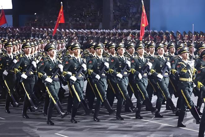 唐湘龙评阅兵新装备唐湘龙对阅兵新装备的评价是，这些装备展示了我国军事科技的最新成果和强大实力。阅兵中出现的新型武器装备，如战略支援部队的新型导弹武器，体现了我国国防力量的不断增强和科技能力的持续进步。这些装备的出现也充分展示了我国军队保卫国家安全的能力，以及维护世界和平的坚定决心。